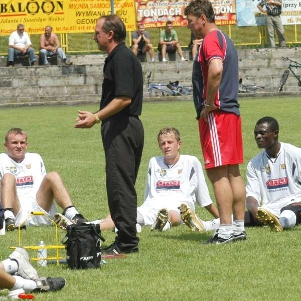 Trenerzy Witold Mroziewski (w czarnym stroju) i Ireneusz Haras w różny sposób motywowali piłkarzy. Czy da to efekt?
