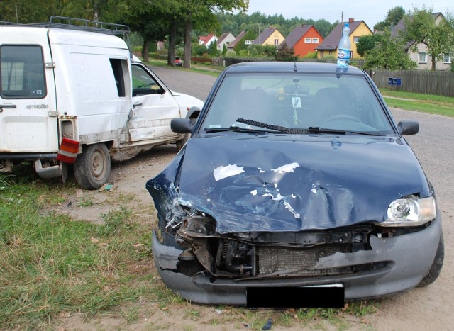 39-letni kierowca dostawczego citroena był pijany i wymusił pierwszeństwo kierowcy forda. Doszło do zderzenia. Wypadek miał miejsce w podmiasteckim  Dretyniu. 