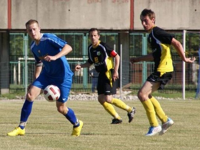 Stal Mielec (niebieskie stroje) za rok zagra w IV lidze.