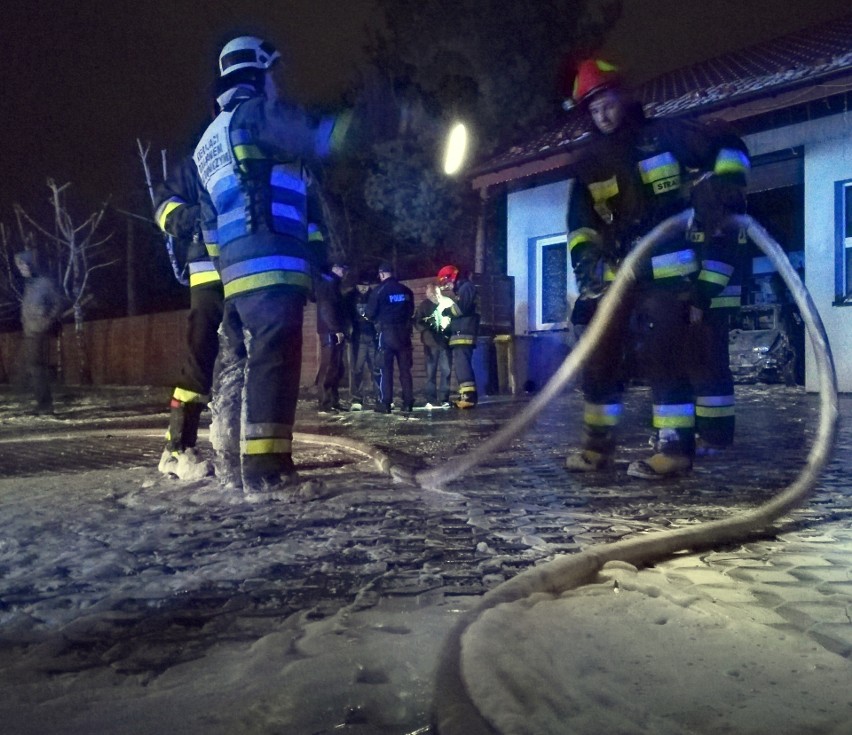 Tarnów. Pożar samochodu w warsztacie przy ul. Brandstaettera [ZDJĘCIA]