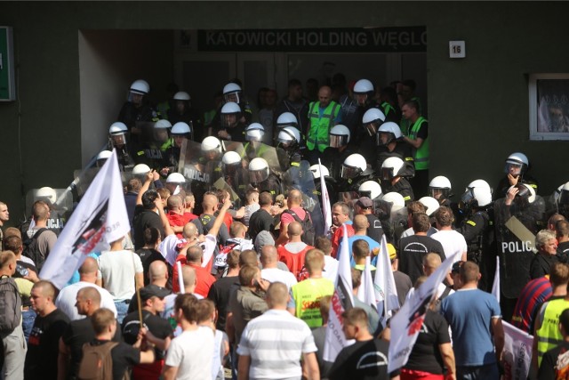 17.09.2014 katowice protest gornikow kwk kazimierz juliusz przeciwko zakmnieciu kopalni zamieszki policja fot. marzena bugala - ..azarko/polskapressse