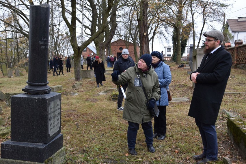 Zabytkowy kirkut żydowski w Oleśnie z XIX wieku.