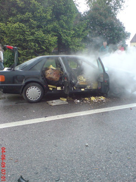 Samochód zapłonął jak zapałka! Przemytnicy uciekali i uderzyli w ciężarówkę (zdjęcia)