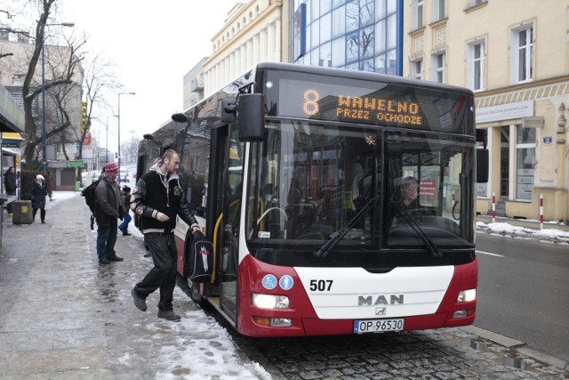 Autobusy linii nr 8 jeżdżą m.in. do Komprachcic. Ta gmina zapłaci w tym roku miastu ponad 247 tys. złotych.