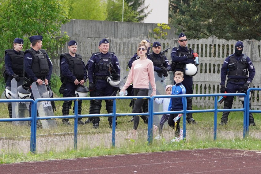 Policja i duża grupa kibiców na meczu na szczycie w Hummel 4. Lidze. Star Starachowice pokonał Moravię Anna-Bud Morawica. Zobacz zdjęcia