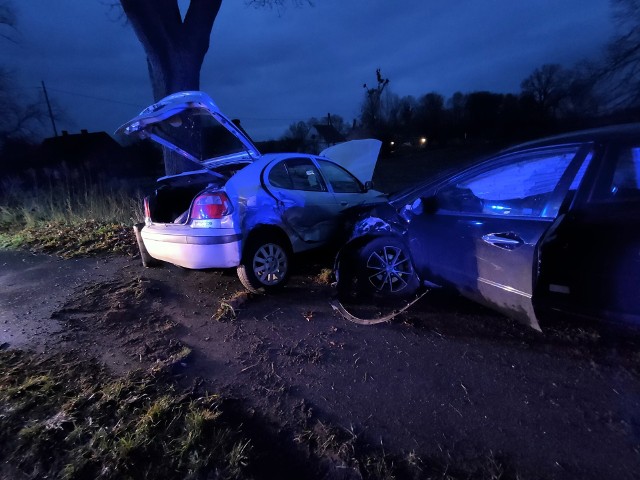 Kolizja miała miejsce na drodze wojewódzkiej nr 132, między Kostrzynem nad Odrą, a Witnicą. Wydarzyła się w miejscowości Mościczki. Zderzyły się dwa samochody osobowe, na miejsce wezwano służby ratunkowe. Sytuacja miała miejsce w niedzielę, 8 grudnia, około godziny 16. Na  drodze wojewódzkiej nr 132 w Mościczkach zderzyły się dwa samochody osobowe. Na miejsce przyjechały trzy zastępy strażaków (dwa zastępy z OSP Witnica i jeden zastęp z Jednostki Ratowniczo-Gaśniczej w Kostrzynie nad Odrą) oraz pogotowie. Jak informowali nas Czytelnicy, po kolizji były niewielkie utrudnienia w ruchu, w pewnym momencie ruch odbywał się wahadłowo. Polecamy wideo: Bezdomni umierają z zimna w pustostanach i altanach ogrodowych. Każdy może im pomóc!