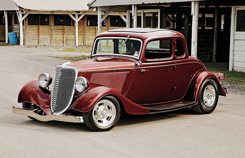 1933 Ford Coupe. Ford wprowadzaił smukły, pochylony wlot...