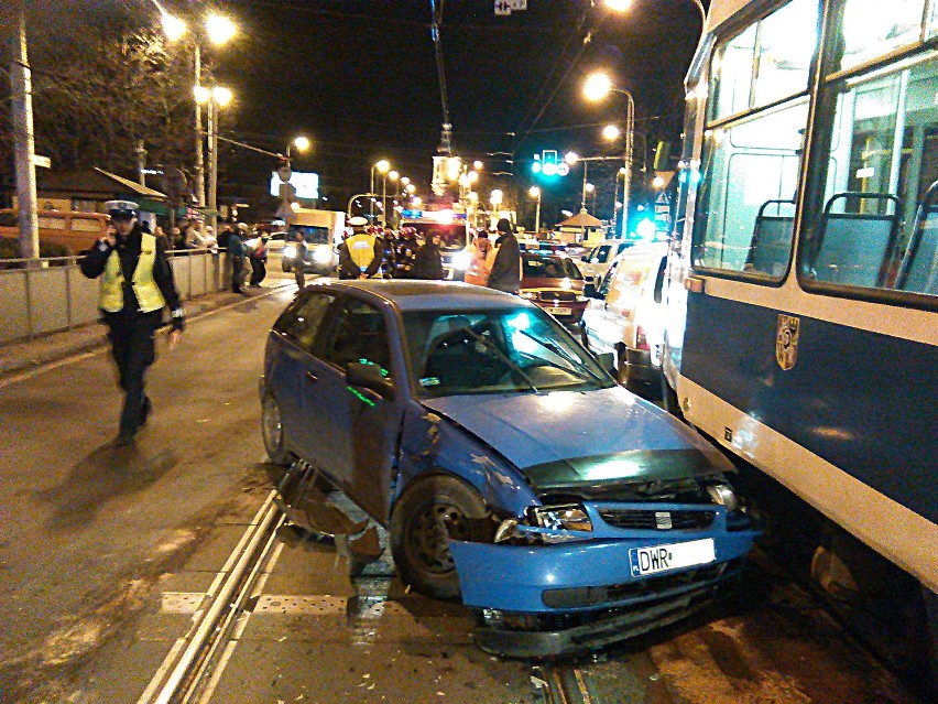Wypadek na Traugutta. Zderzenie dwóch aut i tramwaju (ZDJĘCIA)