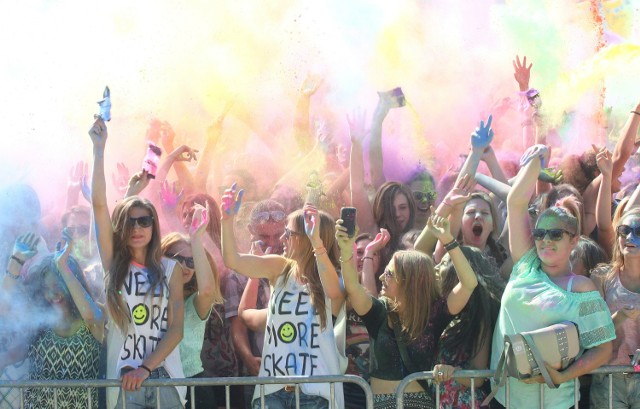 Festiwal Kolorów w Poznaniu to najbardziej kolorowy, najradośniejszy festiwal na świecie - zapewniają organizatorzy. Impreza rozpocznie się w sobotę o godzinie 15 w parku Kasprowicza. Co w programie? Przede wszystkim "wyrzuty kolorów"! Ale także zumba, występy i koncerty, strefa relaksu, gigantyczne bańki mydlane. Wstęp wolny, trzeba tylko zabrać ze sobą dobry humor. Impreza w parku Kasprowicza potrwa do godziny 21.