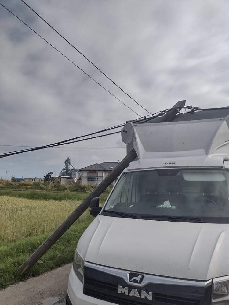 Prawdopodobnie auto dostawcze zahaczyło o linię i doszło do...