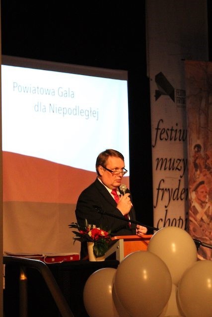 Podsumowania wydarzeń patriotycznych dokonał starosta powiatu zielonogórskiego Dariusz Wróblewski