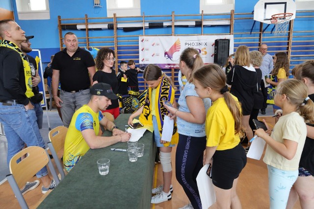 Przedstawiciele Stali Gorzów odwiedzili uczniów Szkoły podstawowej nr 3 w Międzyrzeczu.