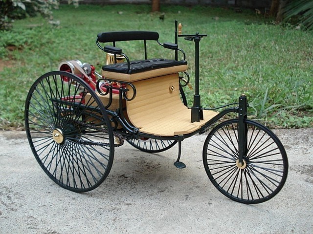 B1. Patent Motorwagen konstrukcji Karla Benza z roku 1885 miał trzy koła wzorowane na rowerowych i silnik o mocy 0,9 KM