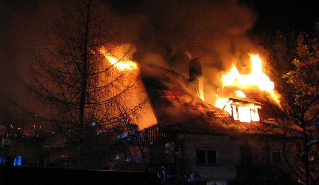 Z ogniem całą noc walczyło ponad 60 strażaków, kilkanaście jednostek straży.