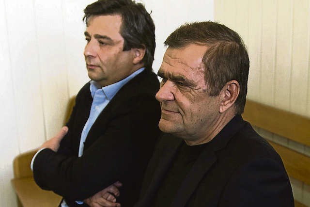 Roman Karkosik (z prawej), jeden z najbogatszych Polaków, zasiada na ławie oskarżonych. Wczoraj w sądzie nie była wymagana jego obecność
