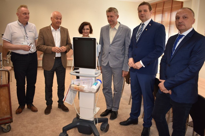 Ostrołęka. Szpital dostał USG od powiatu. Zdjęcia z uroczystego przekazania urządzenia, 9.07.2020