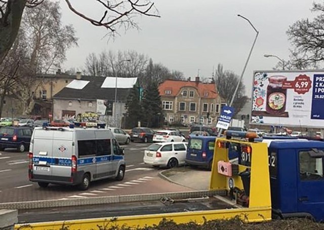 Do zderzenia samochodów doszło w piątek, 1 marca, na al. Konstytucji 3 Maja, koło stacji benzynowej przy galerii Focus.Kierująca volkswagenem wyjeżdżała z parkingu marketu koło galerii Focus. Chciała wjechać w al. Konstytucji 3 Maja, skąd na stację benzynowa zjeżdżał kierowca skody. Niestety kierująca volkswagenem uderzyła w skodę. Oba auta wpadły na chodnik i uderzyły w lampę. Na miejsce przyjechała zielonogórska policja. Nikomu nic się nie stało. Kierująca volkswagenem została ukarana mandatem za spowodowanie kolizji. Na jej koto trafiło też 6 punktów karnych.Policja na miejsce wezwała również ekipę do naprawienia uszkodzonej lampy.Zobacz również: Metalowa rura przebiła szybę i raniła kierowcę