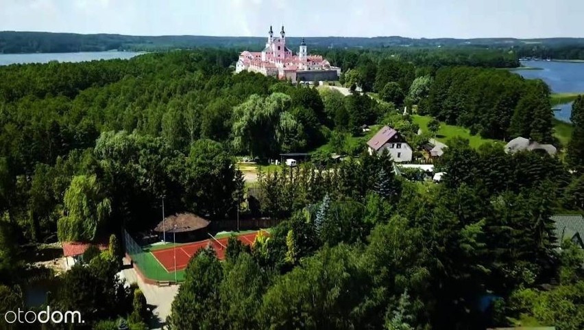 Przedsiębiorca z regionu zbankrutował i sprzedaje okazałą wiejską posiadłość nad Wigrami (zdjęcia)