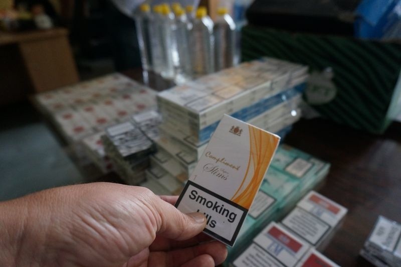 Nielegalny handel używkami na targu w Rudzie Śląskiej. Policja przejęła alkohol i papierosy [FOTO]