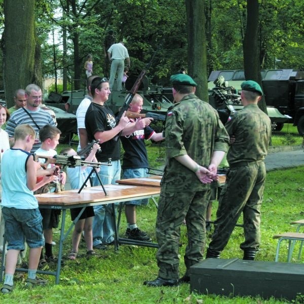 "Gdy byłem chłopcem, chciałem być żołnierzem&#8221; - śpiewała cała Polska. Czy ci chłopcy na zdjęciu z festynu "Wojsko na swojsko&#8221;, który odbył się na terenie jednostki przy Alei Legionów 14 sierpnia 2008 r., pójdą w ślady naszych bohaterów? Może już o tym marzą...?