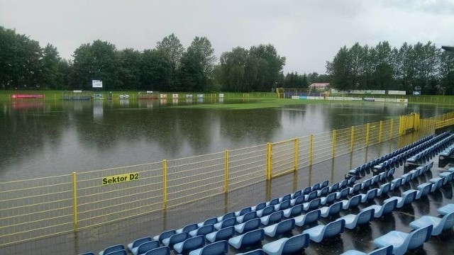 Tak wyglądał stadion przy ul. Zielonej podczas ulewy, która przeszła nad Słupskiem.