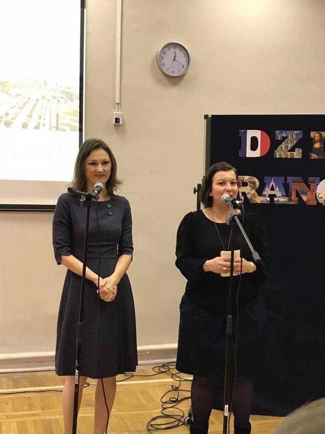 Ze strony "Czachowskiego wydarzenie organizuje romanistka, Małgorzata Mazur. (z lewej). Obok attachee Ambasady Francji d/s współpracy językowej, Roselyne Marty.