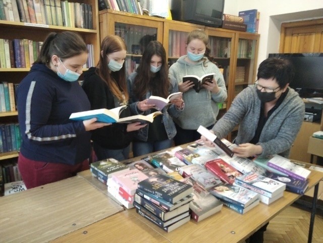 Szkolna biblioteka w Zespole Szkół numer 2 w Przysusze, wzbogaciła się o nowe książki.