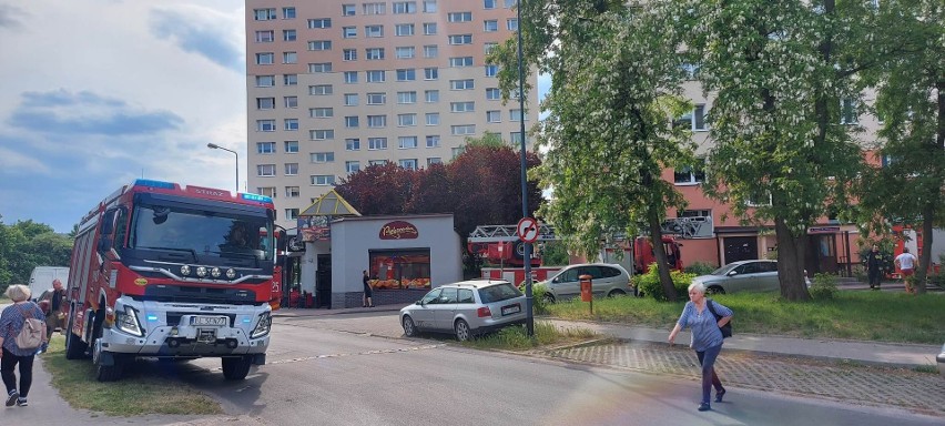 Pożar na balkonie w wieżowcu na Widzewie. Ogień pojawił się na balkonie ZDJĘCIA