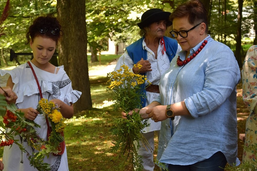 Gorlice. W Parku im. Wiliama Mac Garveya w niedzielne południe pełno było ludzi. Wyplatali wianki i robili bukiety z ziół