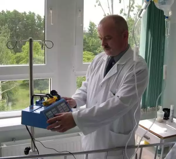 Dr Sławomir Romanowicz przygotowuje aktywator plazminogenu do podania pacjentce