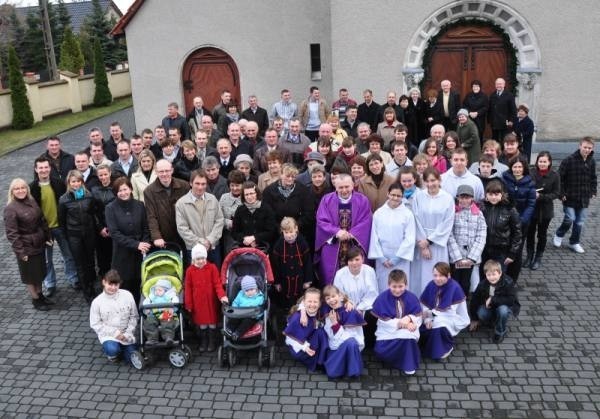 - Znamy się wszyscy i żyjemy jak w rodzinie - zapewniają parafianie z Żelaznej i Niewodnik.