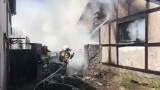 Pożar domu przy ul. Bukowej w Kędzierzynie-Koźlu. Na miejscu działało 10 zastępów straży pożarnej