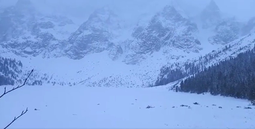 Tatry. Lawina nad Morskim Okiem zasypała zejście nad staw. Siła była tak duża, że podmuch przestawił auto TOPR