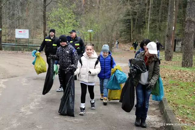 Dzieci ze szkół sprzątały Golejów. Zobaczcie zdjęcia z akcji>>>