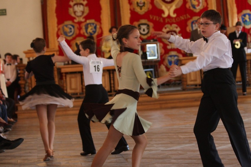 Turniej tanca w sali stropowej brzeskiego ratusza.