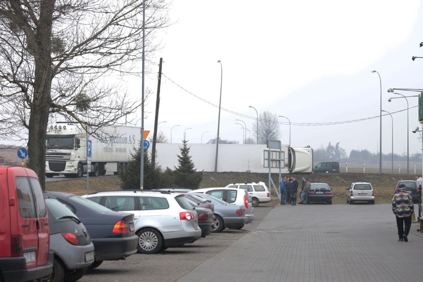 Ciężarówka przewróciła się na rondzie w Świebodzinie