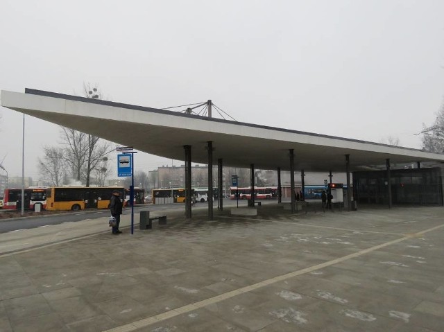 Punkt Obsługi Klienta KZK GOP w Piekarach Śląskich znajduje się w środku niewielkiej hali dworca przy ul. Jana Pawła II 46
