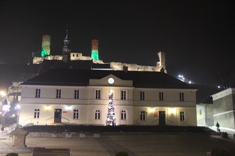 W Chęcinach już świątecznie. Na Rynku rozbłysła choinka (ZDJĘCIA)