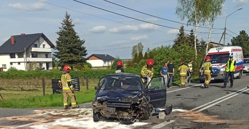 Wypadek z udziałem osobówki i auta firmy kurierskiej na DK 74 pod Wieluniem. ZDJĘCIA