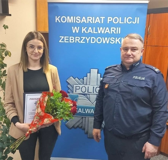 Katarzyna Klimas odnalazła 12-latka i otrzymała podziękowania od podinsp. Fryderyka Mamcarczyka, komendanta Komisariatu Policji w Kalwarii Zebrzydowskiej