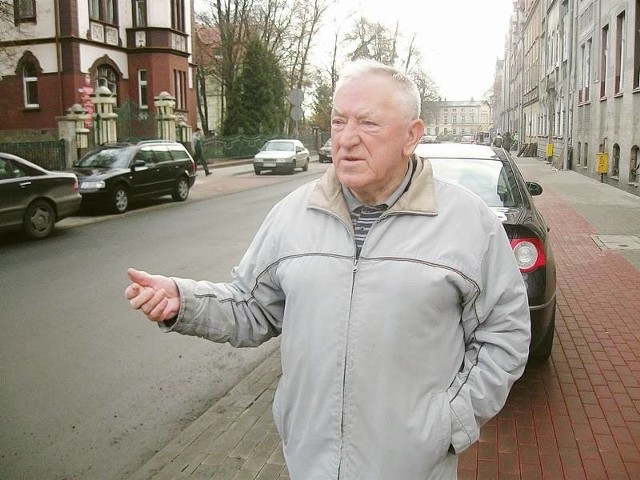 - Ścieżka jest dla rowerzystów, a nie dla samochodów - mówi Stanisław Tarnas, były naczelnik miasta.