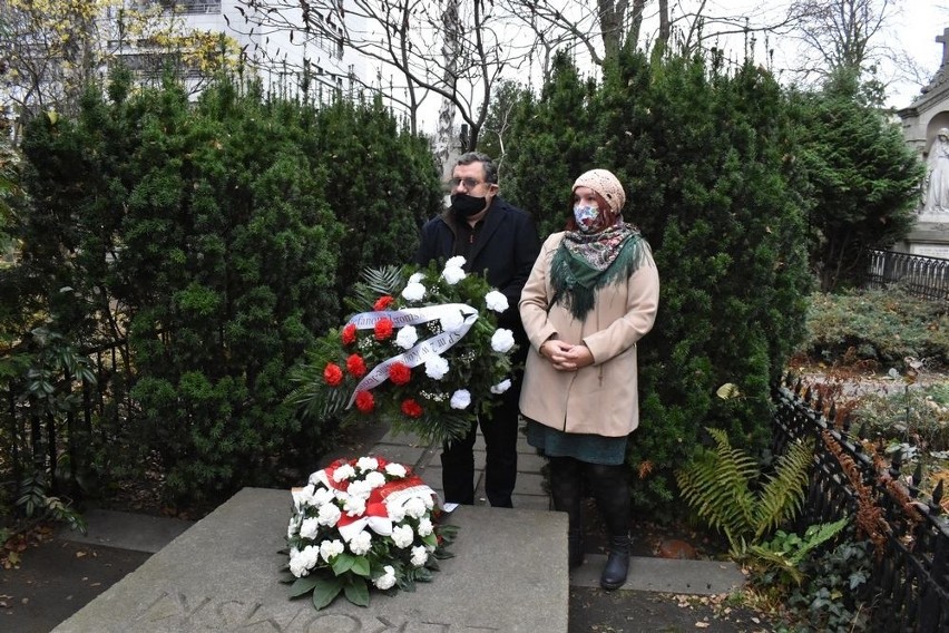 95 lat od śmierci Żeromskiego. Skromne spotkanie na warszawskim cmentarzu z udziałem delegacji z Masłowa [ZDJĘCIA]