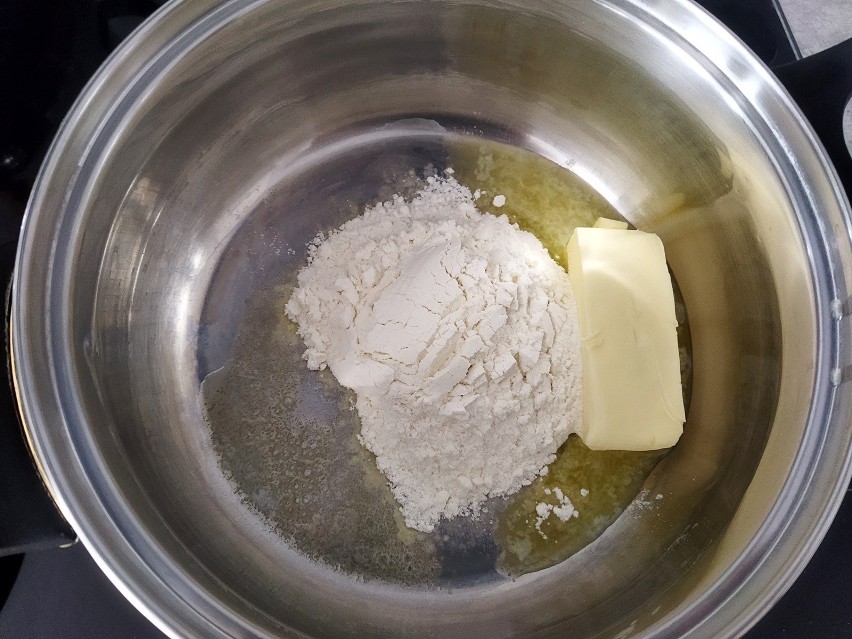 Przygotuj sos beszamelowy: najpierw podsmaż w garnku mąkę z...