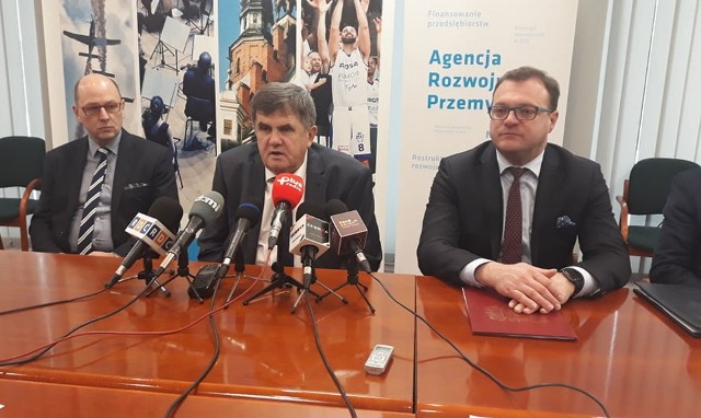 Dariusz Śliwowski (z lewej), Zbigniew Kozłowski i Radosław Witkowski mówili o kolejnej firmie, która zainwestuje w Radomiu.