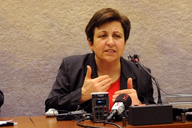Fot. Shirin Ebadi na konferencji prasowej w Genewie w 2010 roku