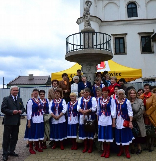 Uczestniczki zjazdu, w tym panie o imieniu Zofia, pozowały do wspólnej fotografii pod szydłowieckim pręgierzem, nazywanym popularnie "Zośką&#8221;. Towarzyszył im Andrzej Jarzyński, burmistrz Szydłowca.