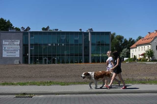 Liczący 6 ha powierzchni teren przy klasztorze i Wyższej Szkole Filologii Hebrajskiej został uporządkowany. W sierpniu zmieni się w plac koronacyjny