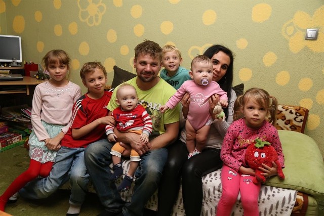Rodzina Juzwiszynów: Amelia i Marcel (najstarsze bliźniaki), Andrzej z Maciusiem na kolanach, Marcel (z tyłu), Kasia z Alinką i Ania.