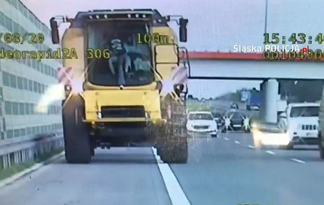 Kombajn rolniczy wjechał na autostradę A1. Kierowca był zaskoczony interwencją policji.