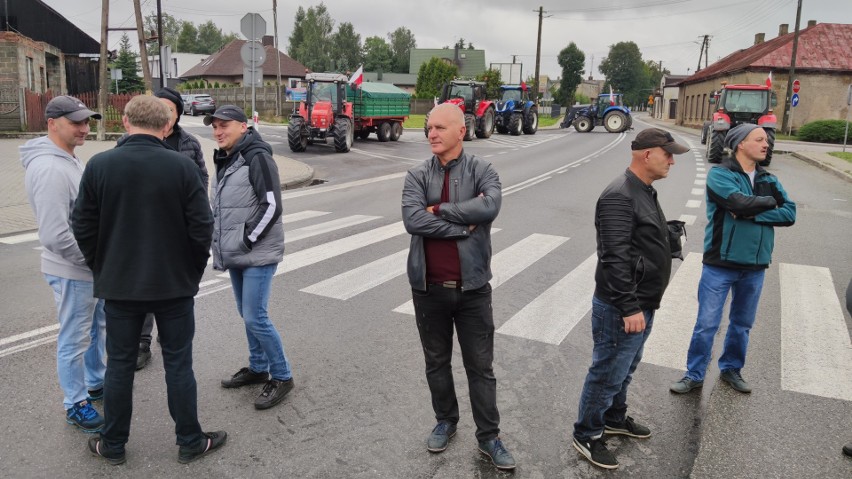 Protest rolników w Łódzkiem, blokada DK12 w Srocku niedaleko...